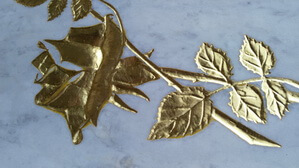 Цветы резаные на ус и покрытые сусальным золотом элемент крупно